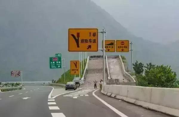 高速上刹车失灵的正确做法,高速路刹车失灵为什么不能减速