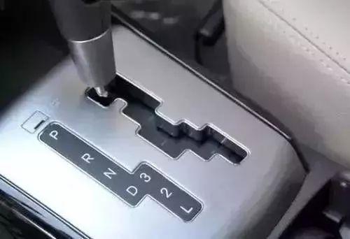 高速上刹车失灵的正确做法,高速路刹车失灵为什么不能减速