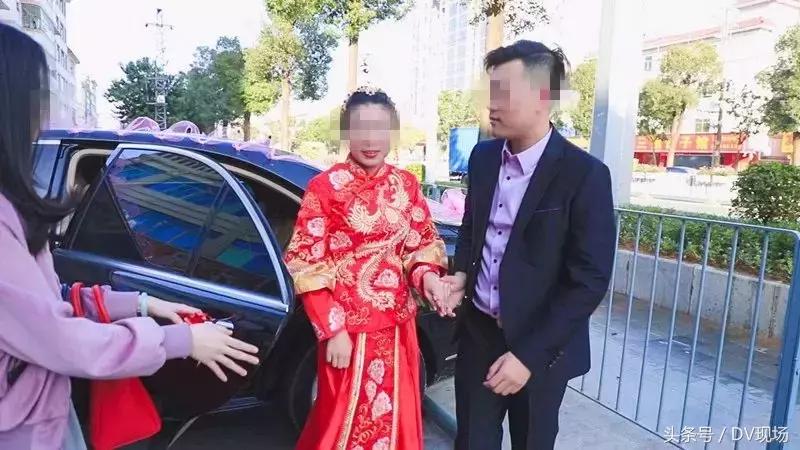花1万多拍的婚礼照竟是这种画风，新婚夫妇看到后瞬间无语