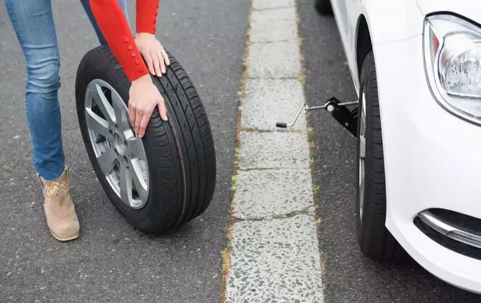 轮胎被钉子扎了没气了怎么办,汽车轮胎被钉子扎破还能继续开吗