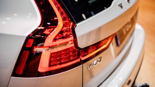 沃尔沃v60和奔驰c260l旅行车,沃尔沃v60旅行车2020低配款价钱