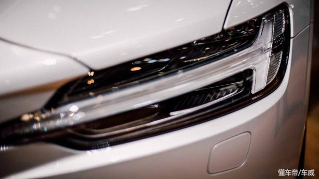 沃尔沃v60和奔驰c260l旅行车,沃尔沃v60旅行车2020低配款价钱