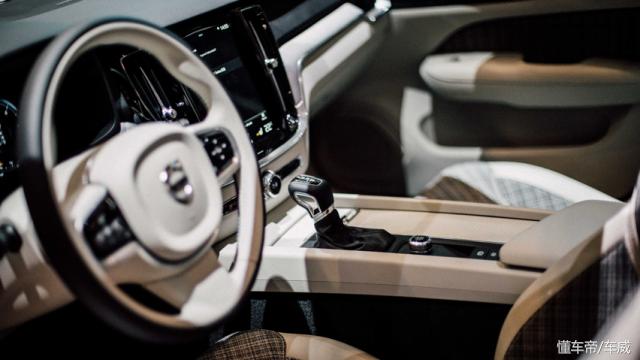 沃尔沃v60和奔驰c260l旅行车,沃尔沃v60旅行车2020低配款价钱