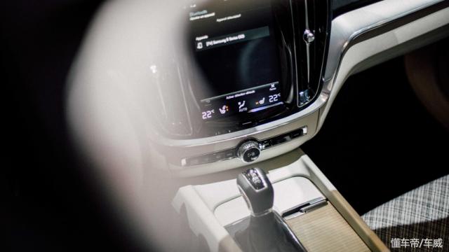 沃尔沃v60和奔驰c260l旅行车,沃尔沃v60旅行车2020低配款价钱