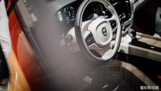 沃尔沃v60和奔驰c260l旅行车,沃尔沃v60旅行车2020低配款价钱