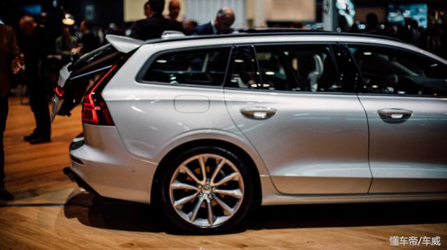 沃尔沃v60和奔驰c260l旅行车,沃尔沃v60旅行车2020低配款价钱