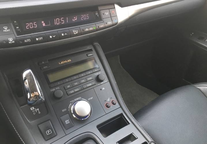 1.8排量的两厢车，综合油耗不到6L，雷克萨斯CT200h实车体验