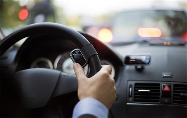 如果遇到油门卡死的情况怎么处理,遇到油门卡死这几个操作能保命