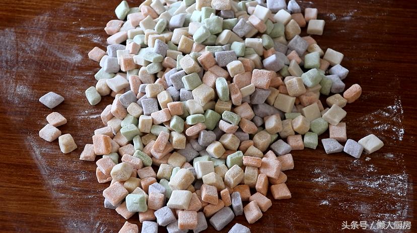 面粉秒变劲道面条好吃又易做,面粉做面条简单又快的方法