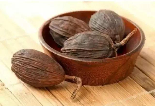 揪了把阳台种的“大蒜”做菜，母女俩呕吐不止！竟是因为……