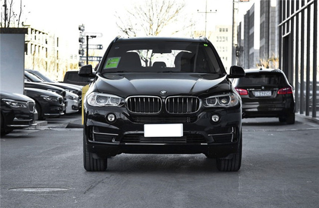 家用一辆宝马x5再配一辆什么车,2.0t的宝马x5是多少年轻人的梦