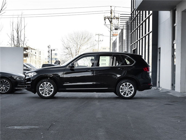 家用一辆宝马x5再配一辆什么车,2.0t的宝马x5是多少年轻人的梦