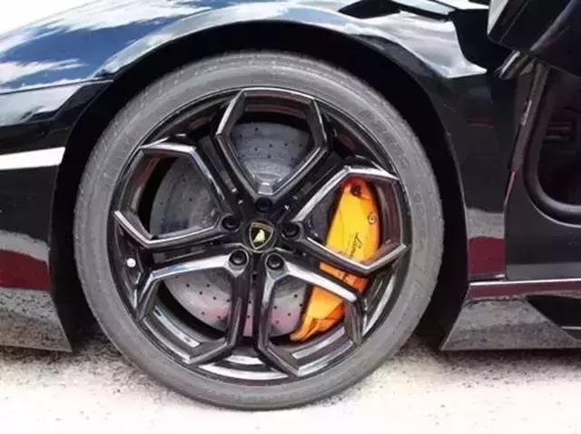 刹车失灵的情况下可以用手刹吗,刹车失灵手刹在左脚怎么自救