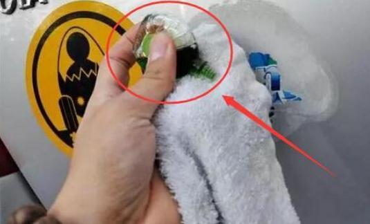 车玻璃检验贴怎么去除,挡风玻璃上年检标贴怎么去除