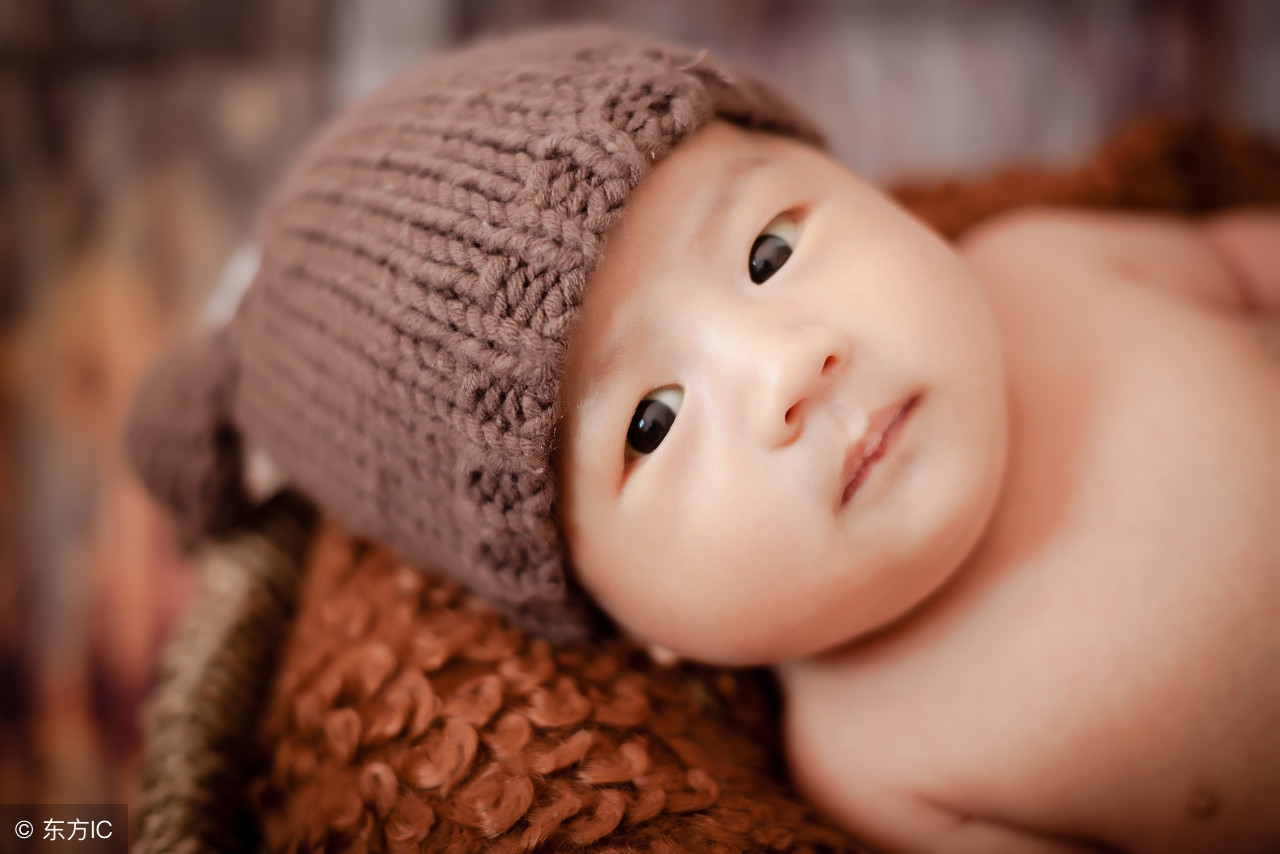 月嫂教你怎么帮宝宝拍嗝,宝宝打嗝月嫂