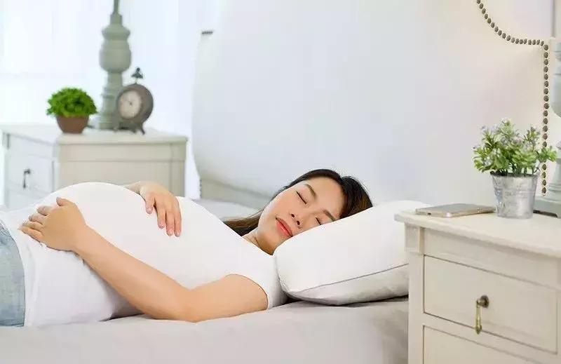 转一转头，枕边10年的鼾声消失了