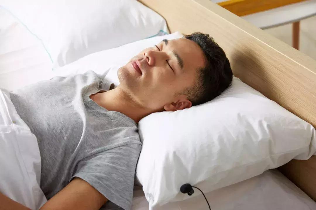 转一转头，枕边10年的鼾声消失了