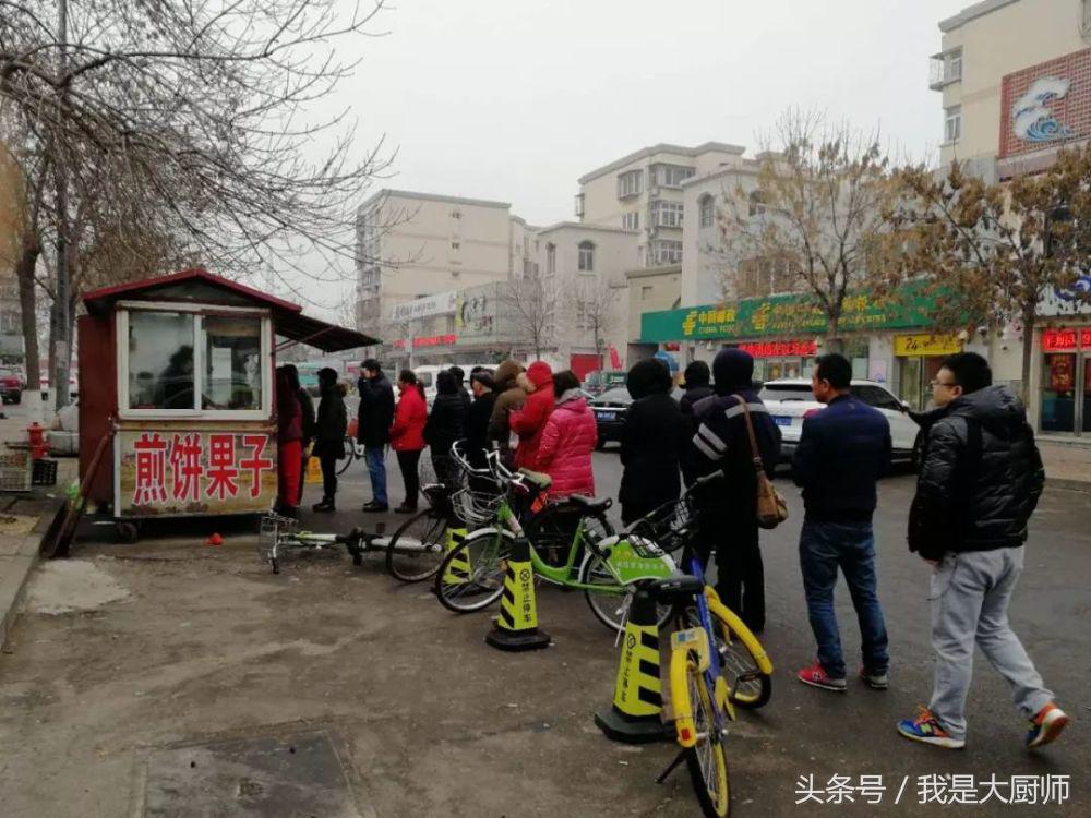 煎饼果子的正宗做法，一个20块钱都不贵，每天排队30分钟才能买到