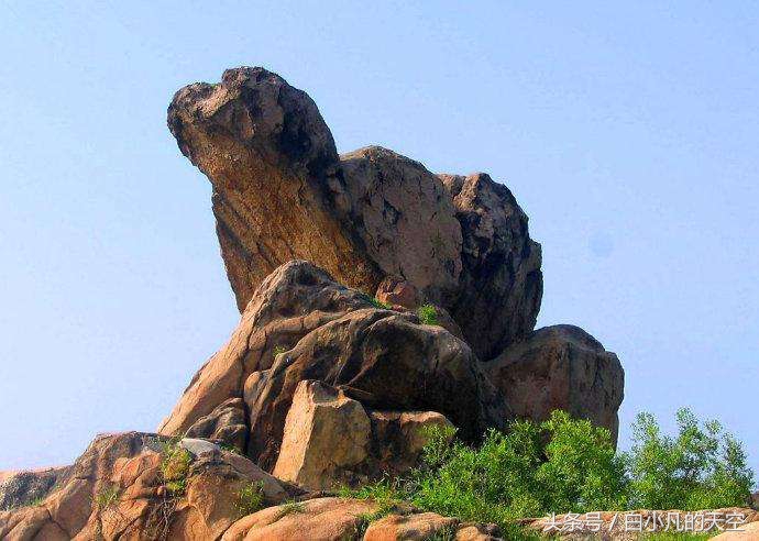 男子梦见山间怪石，父亲让他前往寺庙求高僧相助