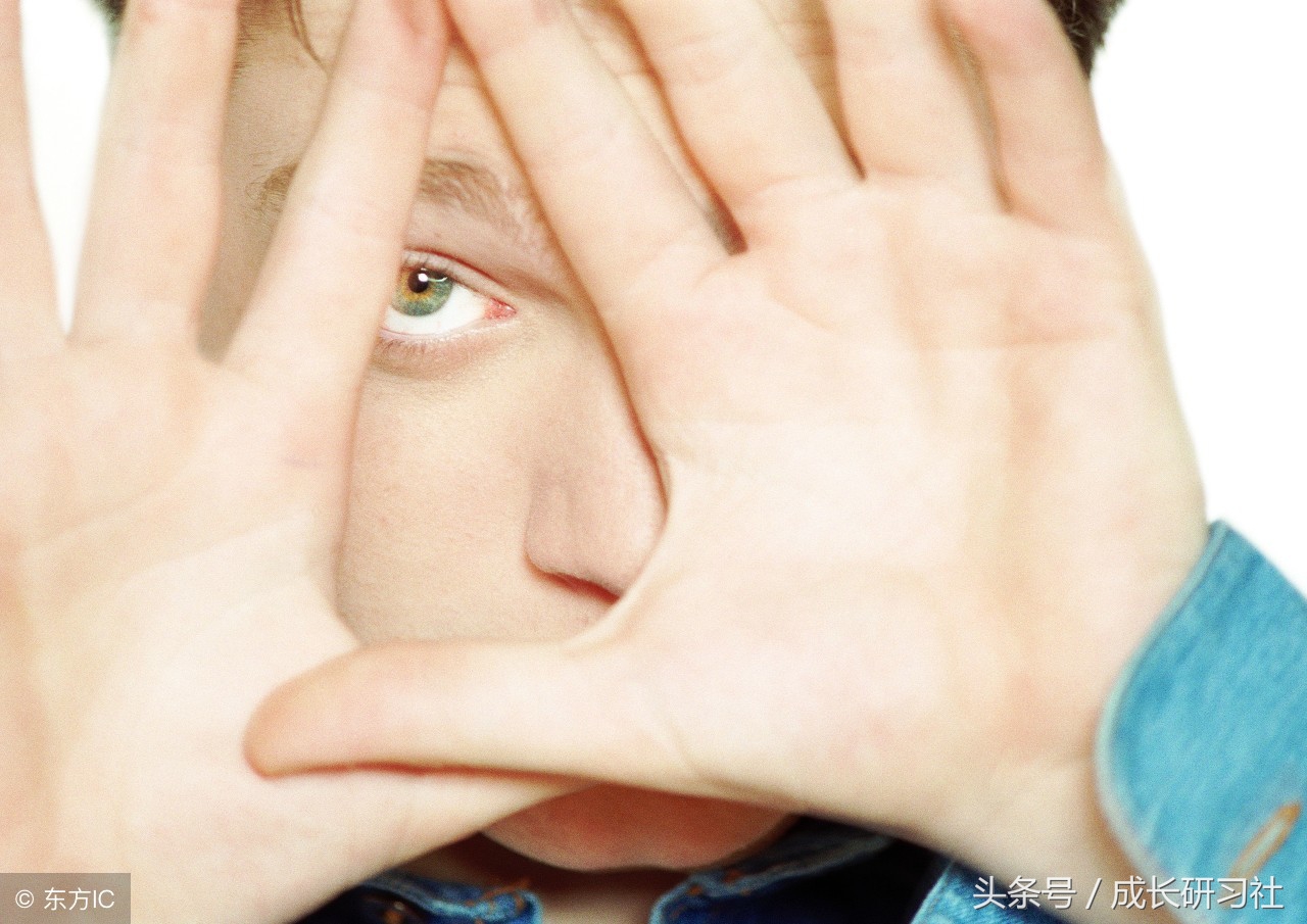 面对胆小的孩子应该怎么教育,孩子很胆小懦弱家长怎么做