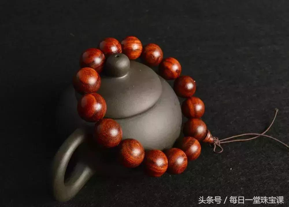 寺庙里的珠宝是真的吗,在寺庙里买开光的配饰值不值