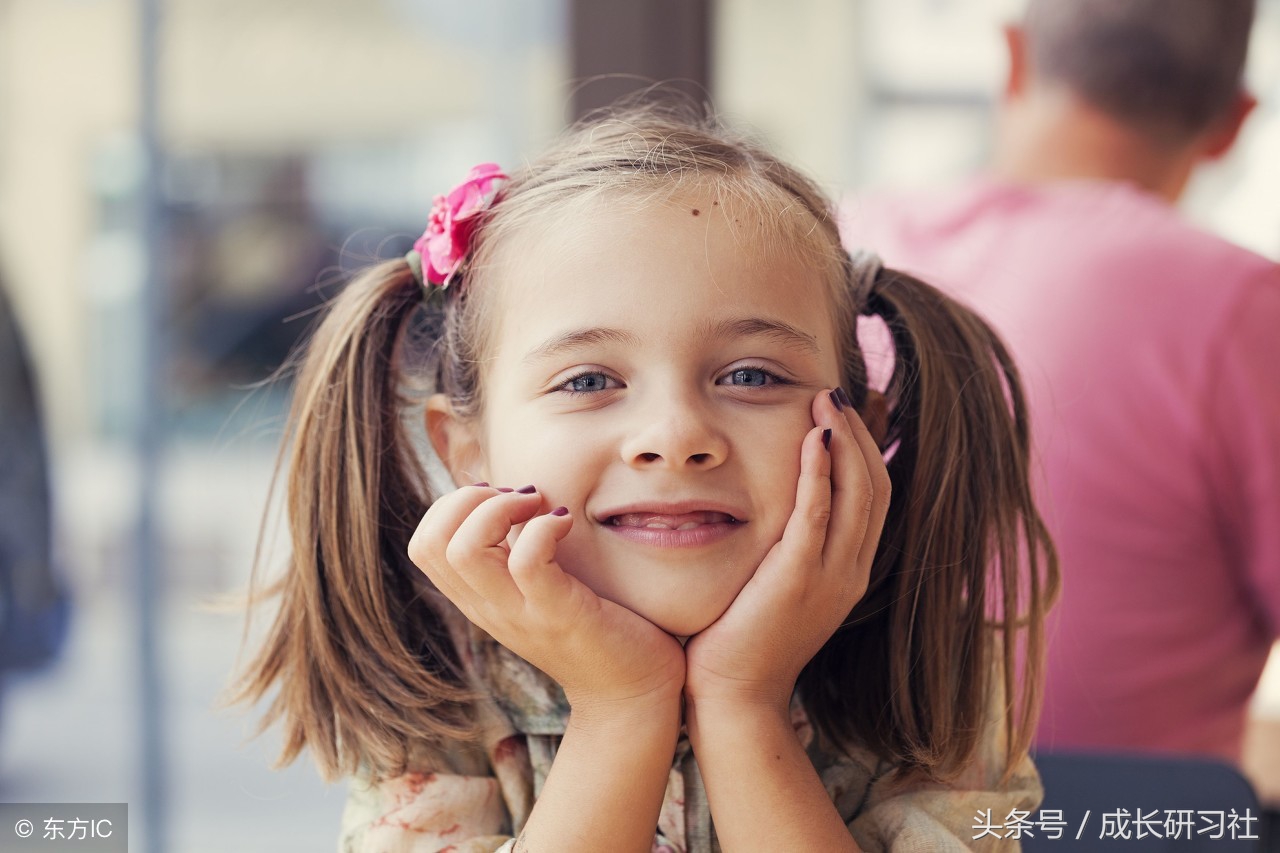 面对胆小的孩子应该怎么教育,孩子很胆小懦弱家长怎么做