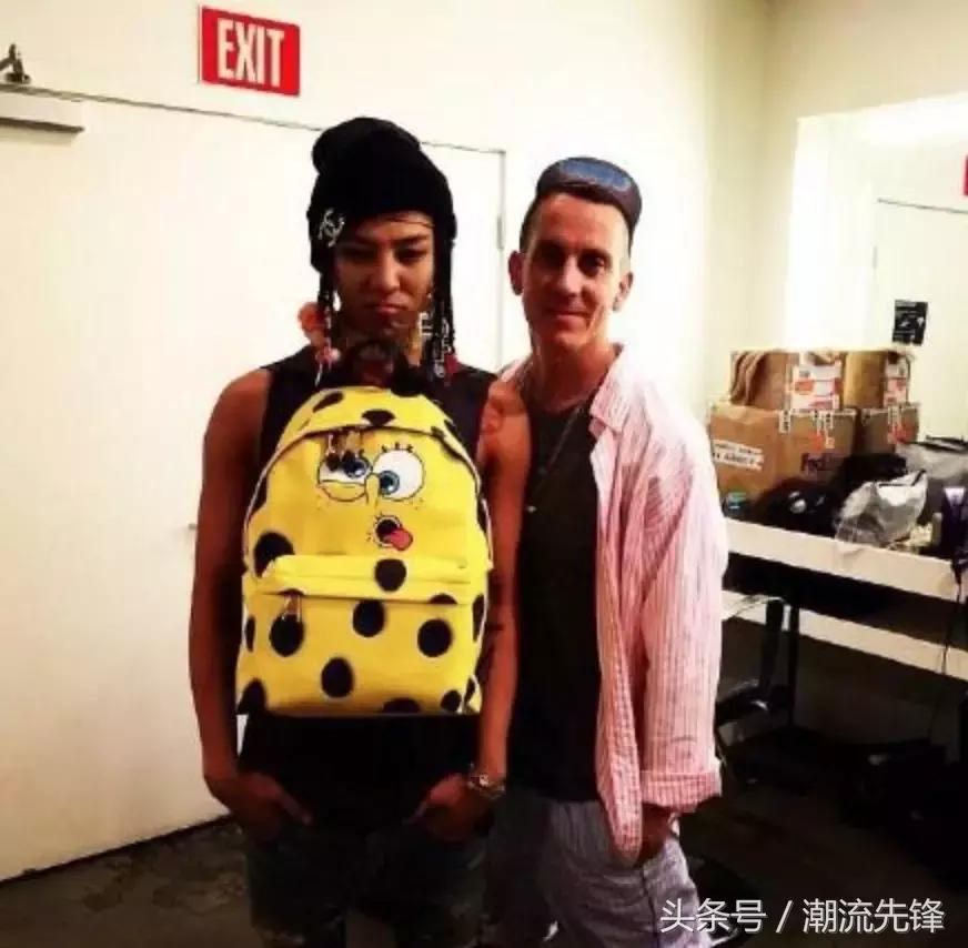 剃了板寸依旧帅气的男生,gd入伍后的样子