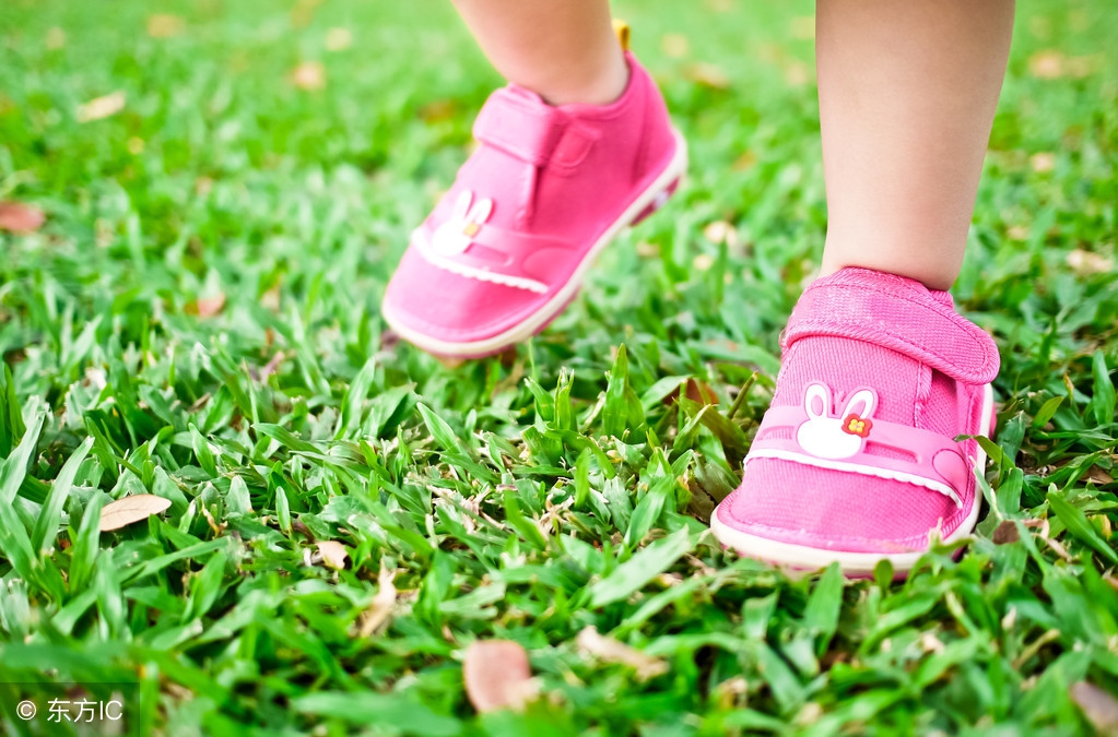 刚学走路的宝宝该怎么选合适的鞋 (钩学步宝宝春秋鞋子教学视频)