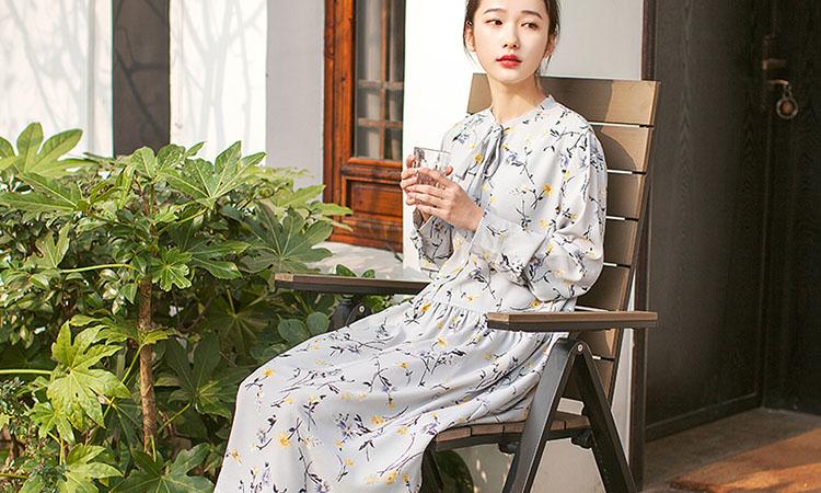 春天必备的粉色系碎花裙来了,充满春天气息的碎花裙