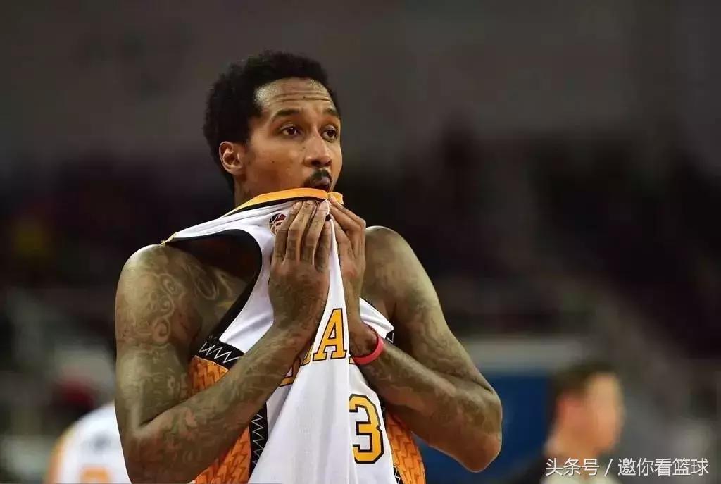 我只想拼命工作然后努力的挣钱,不论做什么工作都是为了挣钱