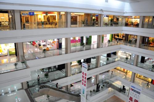 家具商家违约怎么赔偿,家具店欺诈商场承担什么责任