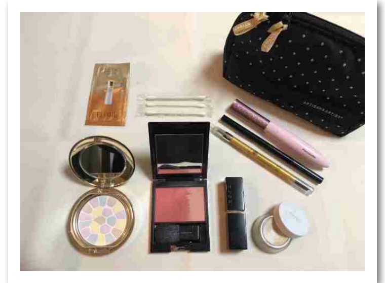日本化妆包里面装什么东西,日本女生化妆包里有什么