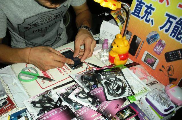 为什么手机膜不能完美贴好,手机出厂为什么不贴钢化膜