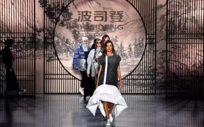 8台缝纫机起家，现年赚135亿：他用45年把波司登做到了全球第一