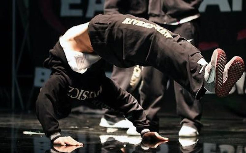 与其玩游戏还不如带你吃鸡,bboy双人配合