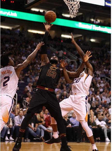 骑士客场大胜太阳，詹皇暴君试大风车扣篮惊爆全场！