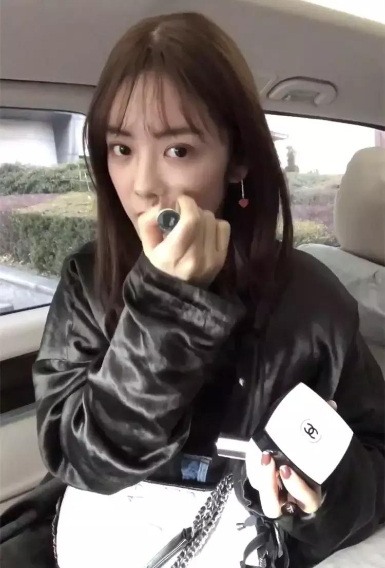 这位小花不仅自曝体重，还大方回应撞脸马思纯、姚晨的“梗”