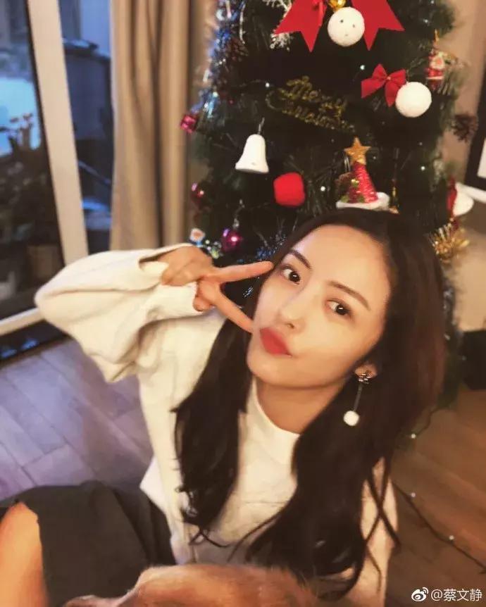 这位小花不仅自曝体重，还大方回应撞脸马思纯、姚晨的“梗”