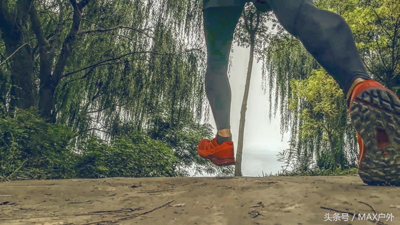 户外足控福利！在碎石路段飞奔近百公里后是种什么感受？