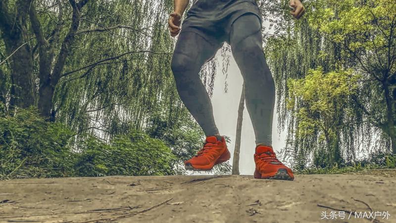 户外足控福利！在碎石路段飞奔近百公里后是种什么感受？