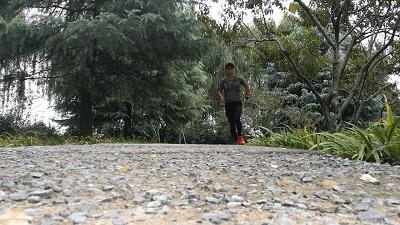 户外足控福利！在碎石路段飞奔近百公里后是种什么感受？