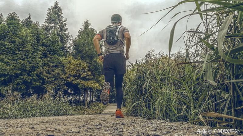 户外足控福利！在碎石路段飞奔近百公里后是种什么感受？