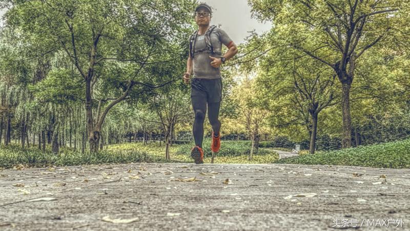 户外足控福利！在碎石路段飞奔近百公里后是种什么感受？