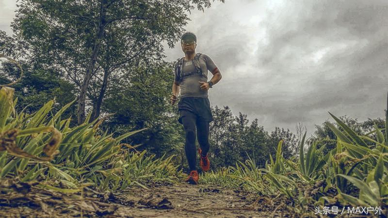 户外足控福利！在碎石路段飞奔近百公里后是种什么感受？