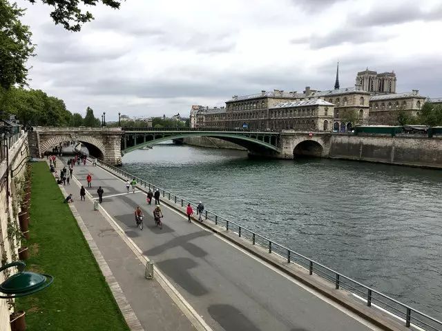 “这么熟了，帮个忙怎么？”“呸！”