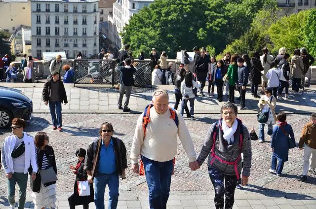 “这么熟了，帮个忙怎么？”“呸！”