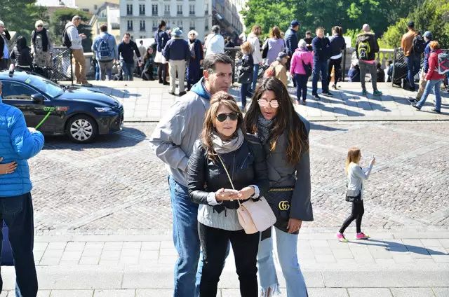 “这么熟了，帮个忙怎么？”“呸！”