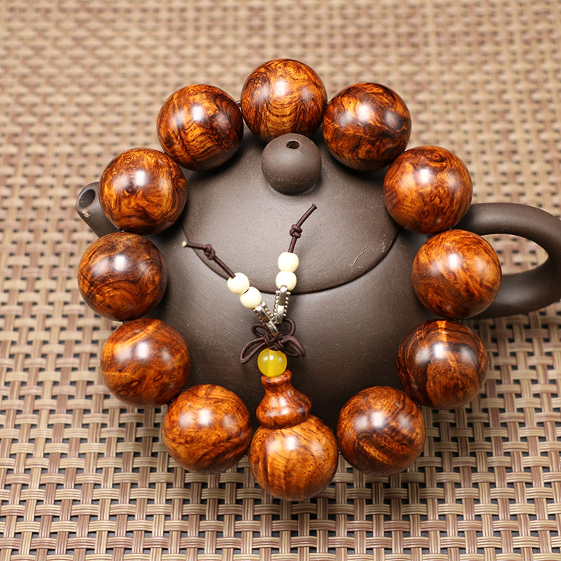 沙枣青手串和且末蓝手串,金丝檀木手串与桃木手串