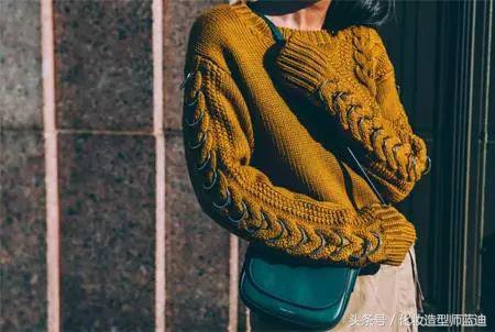 墨绿色毛衣配的衬衫穿搭,毛衣衬衫最温暖的叠穿套路