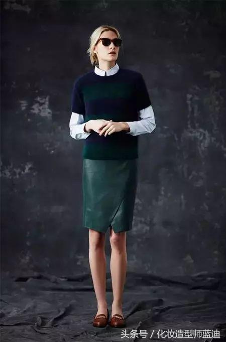 墨绿色毛衣配的衬衫穿搭,毛衣衬衫最温暖的叠穿套路